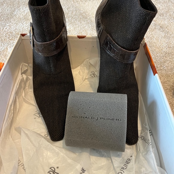 Donald J. Pliner Ankle Boots-gently used in original box - Picture 4 of 6